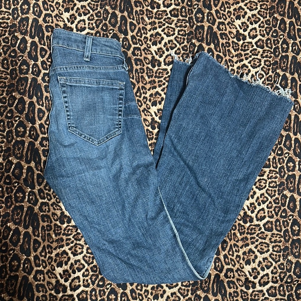 Classic Blue Women's Jeans Ariats! In good condition. Factory ripped. Flare.27L